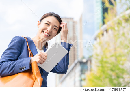 Businesswoman tablet 47691871