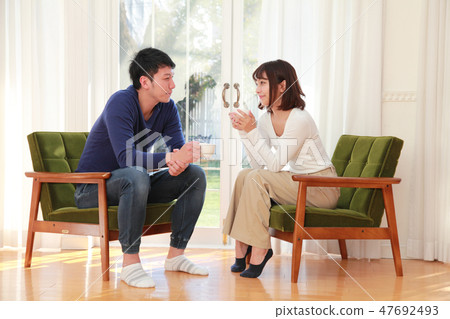 一對年輕夫婦 47692493