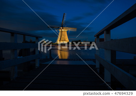 Kinderdijk in holland 47694329