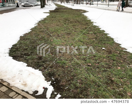 Melted snow on the heating line, lack of energy efficiency 47694378