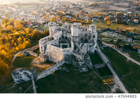 medieval castle ruins located in Ogrodzieniec, Poland medieval castle ruins located in Ogrodzieniec, Poland 47694983