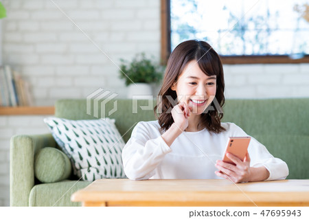 A young lady (a smartphone) 47695943