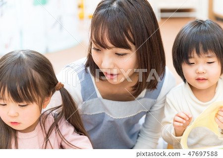 Nursery teacher, toddler, lessons, early childhood education, pre-child care 47697588