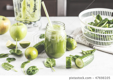 Preparation of green smoothie from spinach, apple 47698105