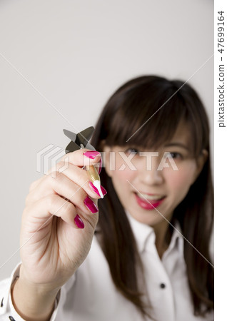 A woman who plays darts A woman who plays darts 47699164