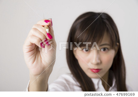 一個玩飛鏢的女人 一個玩飛鏢的女人 47699169