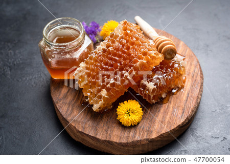 Honeycombs, flowers and jar of honey Honeycombs, flowers and jar of honey 47700054