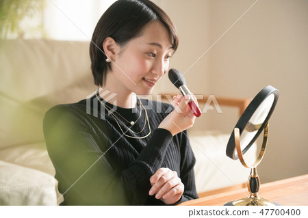 組成與化妝刷的一名年輕日本婦女 組成與化妝刷的一名年輕日本婦女 47700400