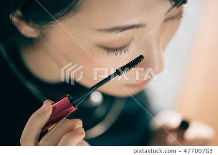 一位年輕日本婦女繪畫染睫毛油 47700783