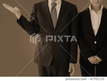 一個男人和一個女人的西裝來顯示 47701135