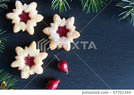 Christmas background with Linzer Christmas cookies 47701344