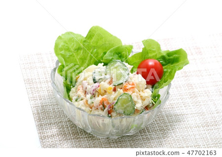 土豆沙拉白色背景 47702163