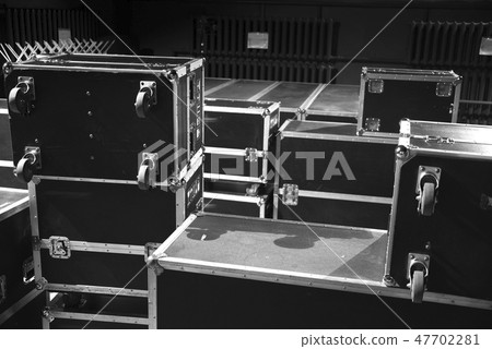 preparation for the concert. 47702281