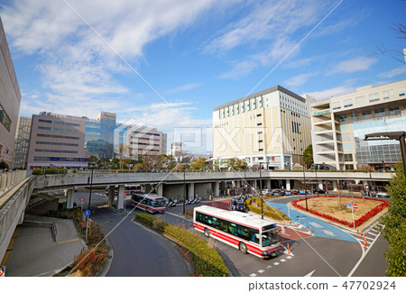日本的川崎市容在Shinyurigaoku車站前面尋找公共汽車環形交叉路口和出租車站 47702924