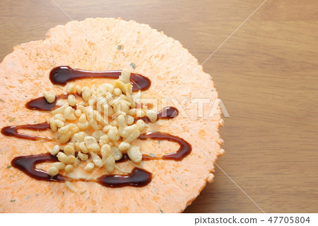 Shrimp cracker arrangement. Mayonnaise · sauce · Tenkasu topping. Shrimp cracker arrangement. Mayonnaise · sauce · Tenkasu topping. 47705804