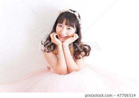 A bride wedding image in a pink dress A bride wedding image in a pink dress 47706314