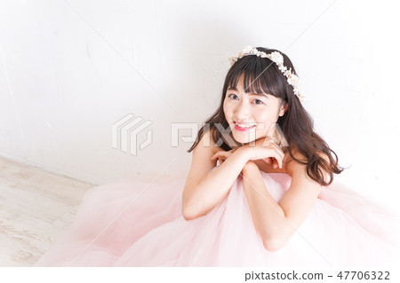 在一件桃紅色禮服的新娘婚禮圖像 在一件桃紅色禮服的新娘婚禮圖像 47706322