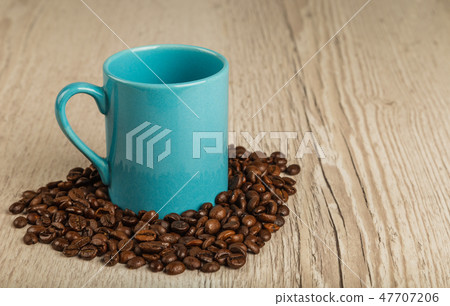 Grains of coffee on a wooden background in large Grains of coffee on a wooden background in large 47707206