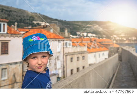 Little girl sightseeing Old Town in Dubrovnik 47707609
