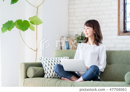 一位年輕女士(個人電腦) 一位年輕女士(個人電腦) 47708061