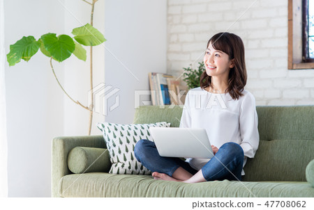 一位年輕女士(個人電腦) 一位年輕女士(個人電腦) 47708062