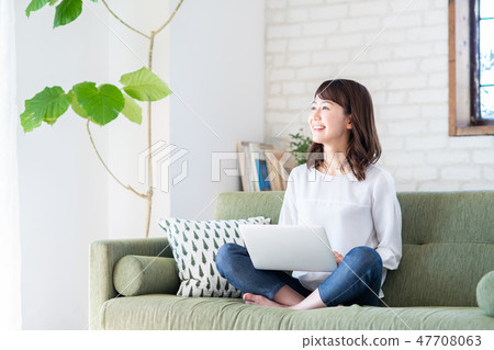 一位年輕女士(個人電腦) 一位年輕女士(個人電腦) 47708063