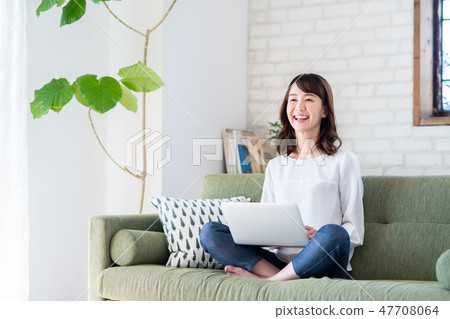一位年輕女士（個人電腦） 47708064