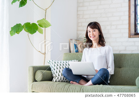 一位年輕女士(個人電腦) 一位年輕女士(個人電腦) 47708065