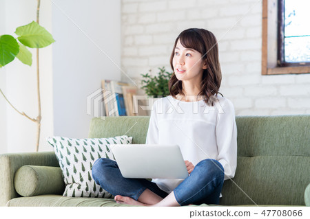 一位年輕女士(個人電腦) 一位年輕女士(個人電腦) 47708066