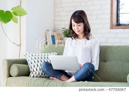 一位年輕女士(個人電腦) 一位年輕女士(個人電腦) 47708067
