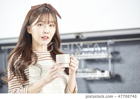 廚房,家庭主婦,年輕女子 廚房,家庭主婦,年輕女子 47708748