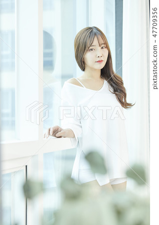 年輕的女人 年輕的女人 47709356