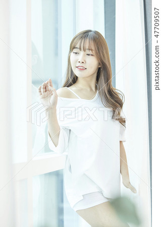 年輕的女人 年輕的女人 47709507