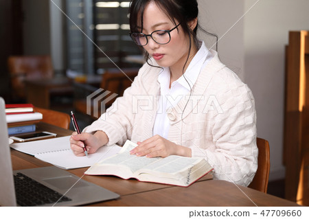 A woman who studies at home A woman who studies at home 47709660