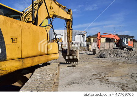 Hydraulic excavator with skeleton bucket Hydraulic excavator with skeleton bucket 47709706