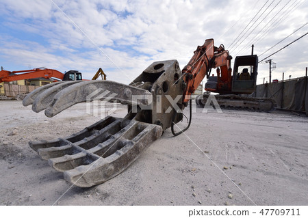 Hydraulic excavator equipped with grasper 47709711