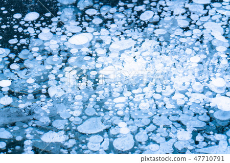 "Hokkaido" Ice bubble · natural phenomenon "Lake Bunpei" "Hokkaido" Ice bubble · natural phenomenon "Lake Bunpei" 47710791