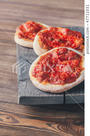 Mini Margherita pizzas with red cheese Mini Margherita pizzas with red cheese 47711031