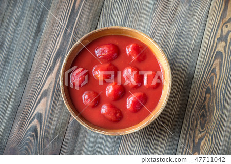 Bowl of canned tomatoes Bowl of canned tomatoes 47711042