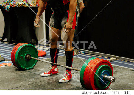 deadlift powerlifting man athlete 47711313