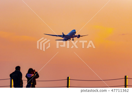 Evening scenery passenger plane takeoff Evening scenery passenger plane takeoff 47711362
