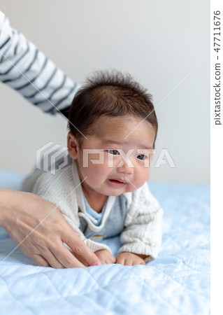 一個俯臥的嬰兒 一個俯臥的嬰兒 47711676