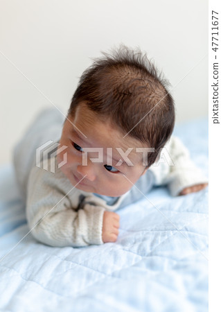 一個俯臥的嬰兒 一個俯臥的嬰兒 47711677