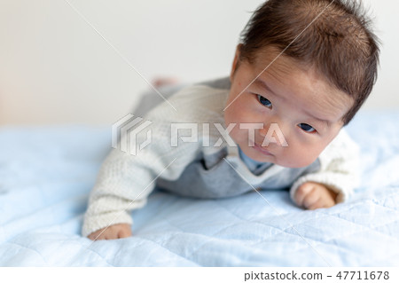 一個俯臥的嬰兒 一個俯臥的嬰兒 47711678