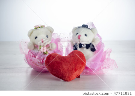 Two valentines teddy bear couple with heart 47711951