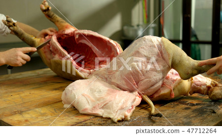 Carcass of freshly slaughtered pig at butchers workshop. 47712264