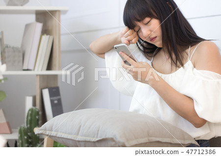 工作中疲勞的女孩 47712386