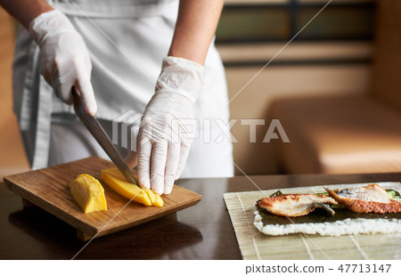 Process of preparing rolling sushi 47713147