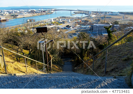 宮城縣石卷市的Hinwa-san公園的樓梯 宮城縣石卷市的Hinwa-san公園的樓梯 47713481