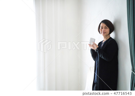 Middle senior woman Middle senior woman 47716543